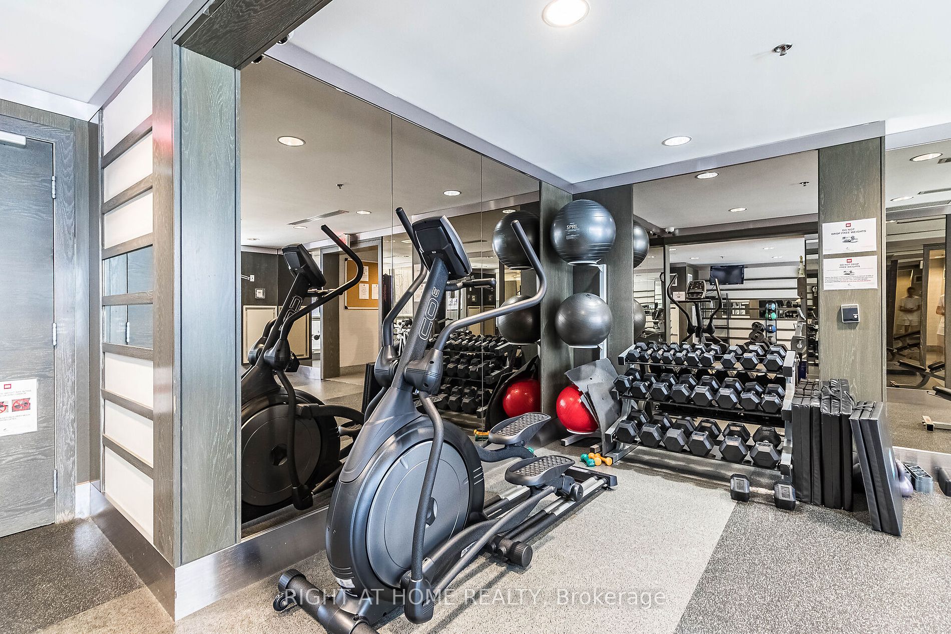 25 Carlton St, #406