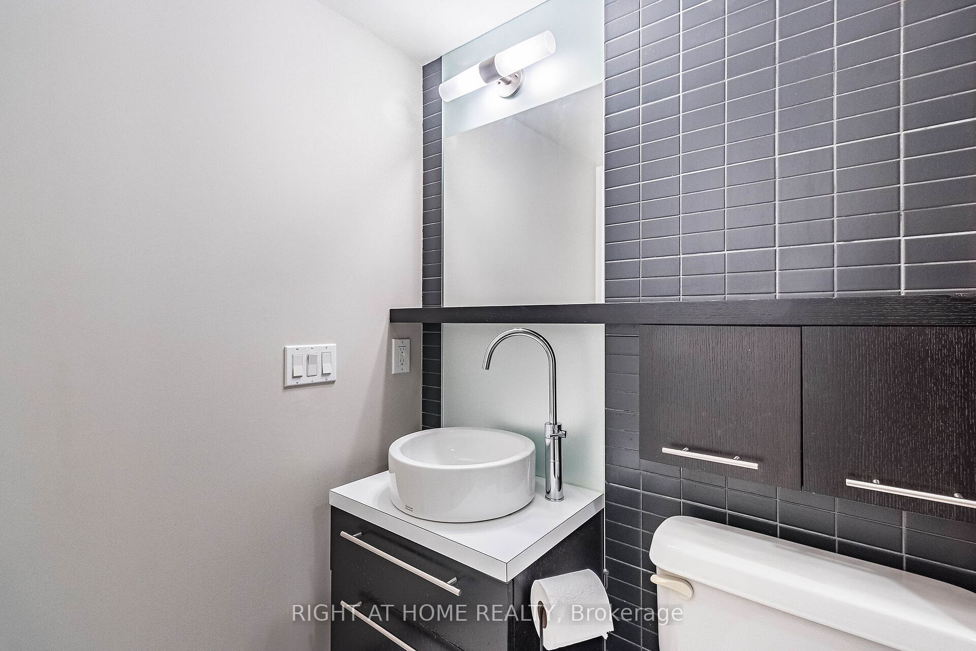 25 Carlton St, #406