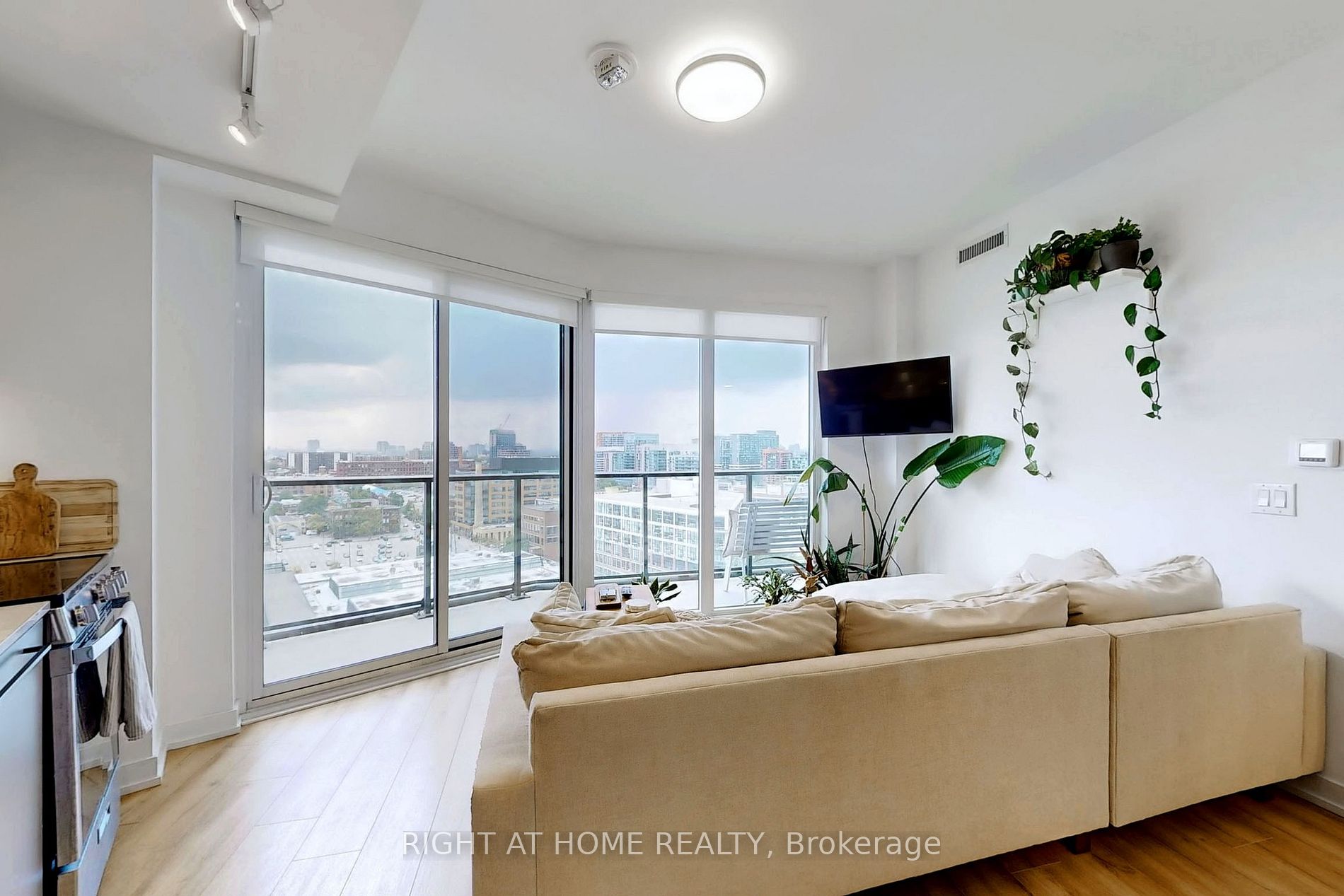 135 East Liberty St, #1304