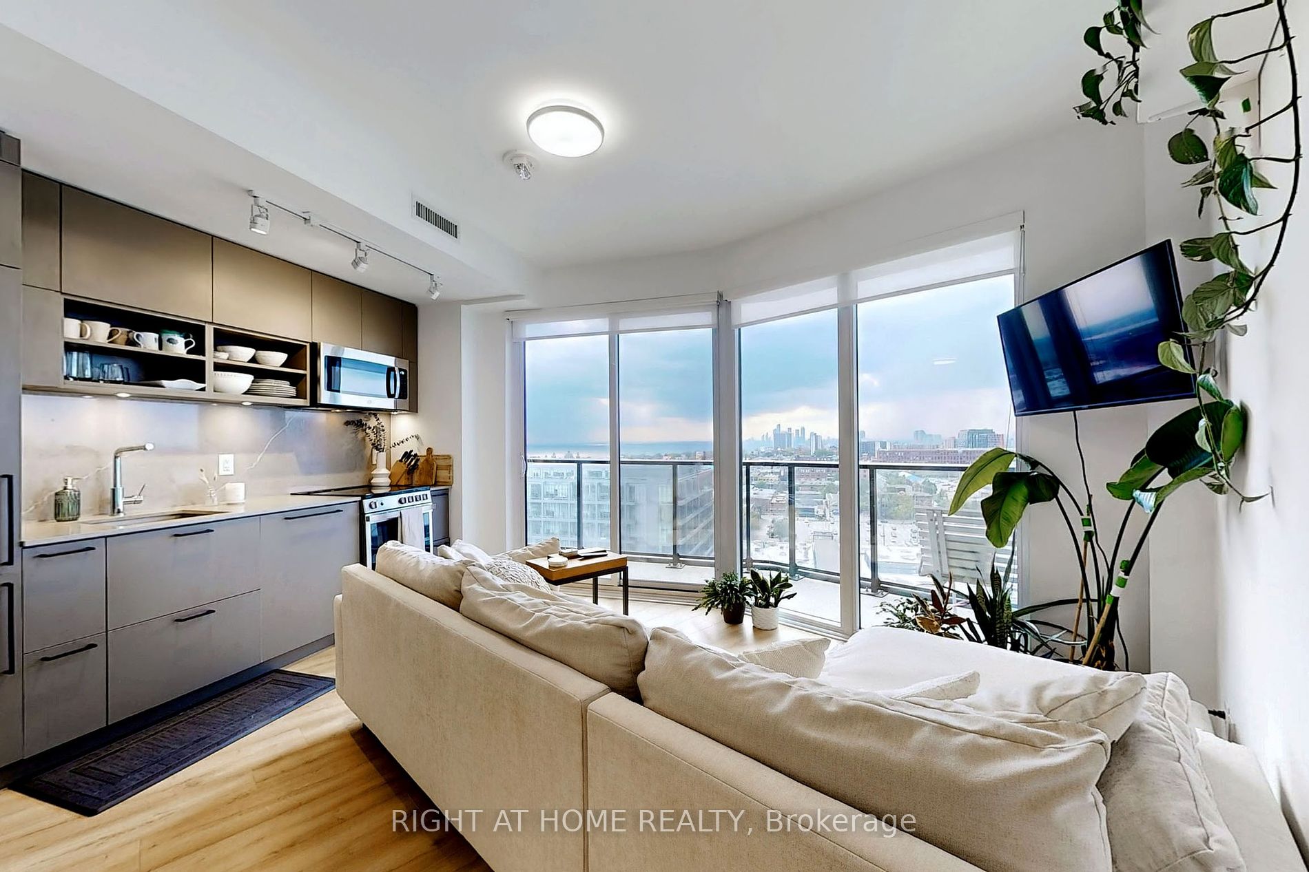 135 East Liberty St, #1304