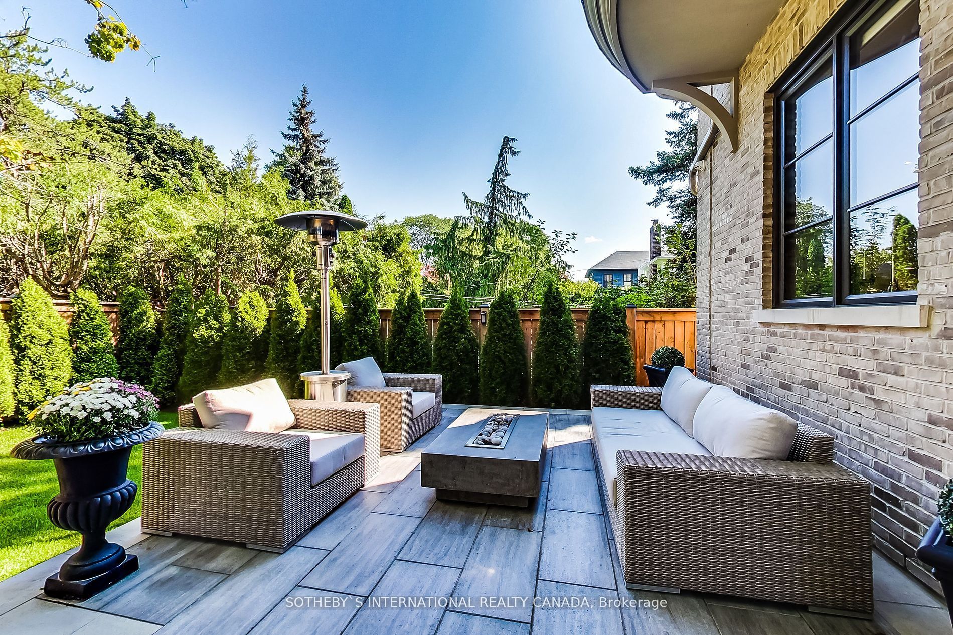 22 Hillhurst Blvd