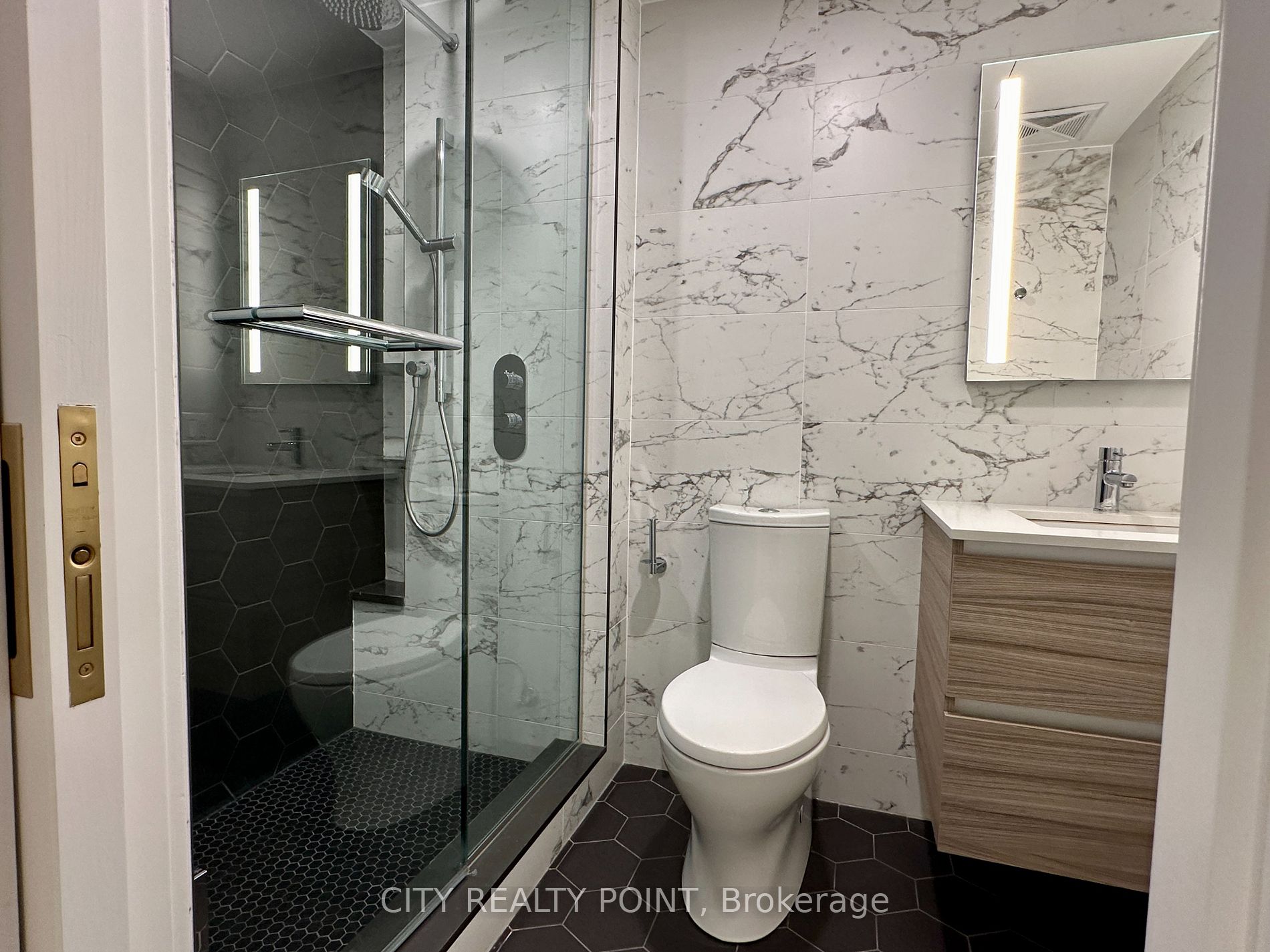 2 Clarendon Ave, #210
