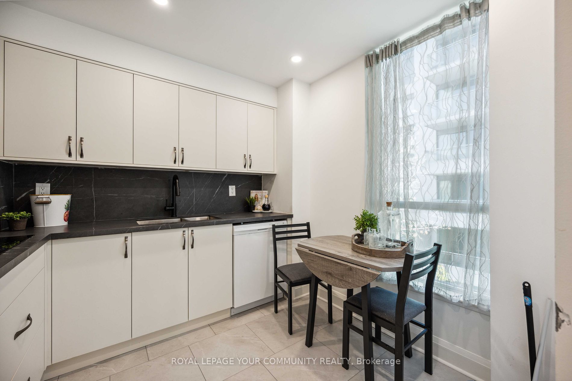 21 Hillcrest Ave, #404