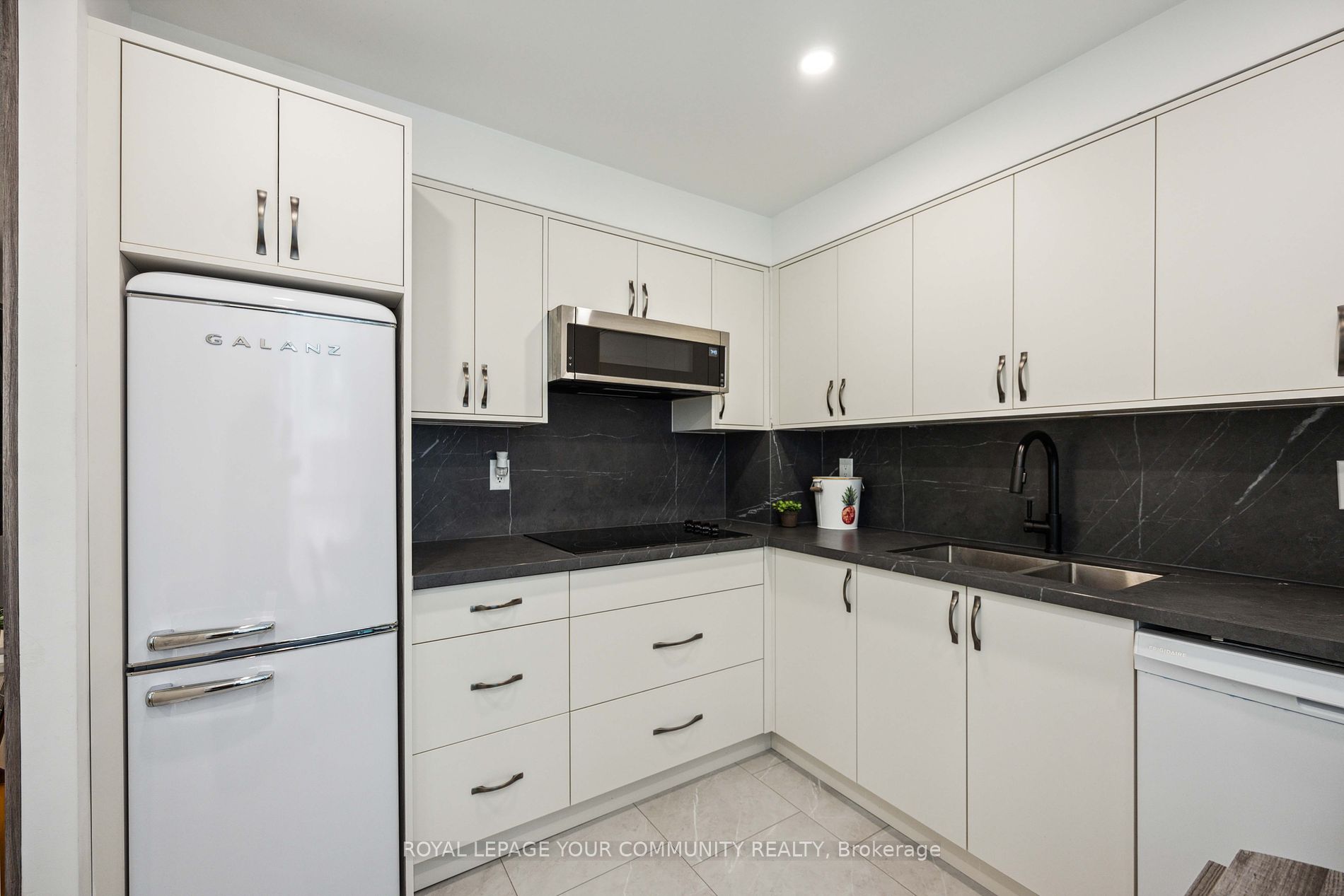 21 Hillcrest Ave, #404