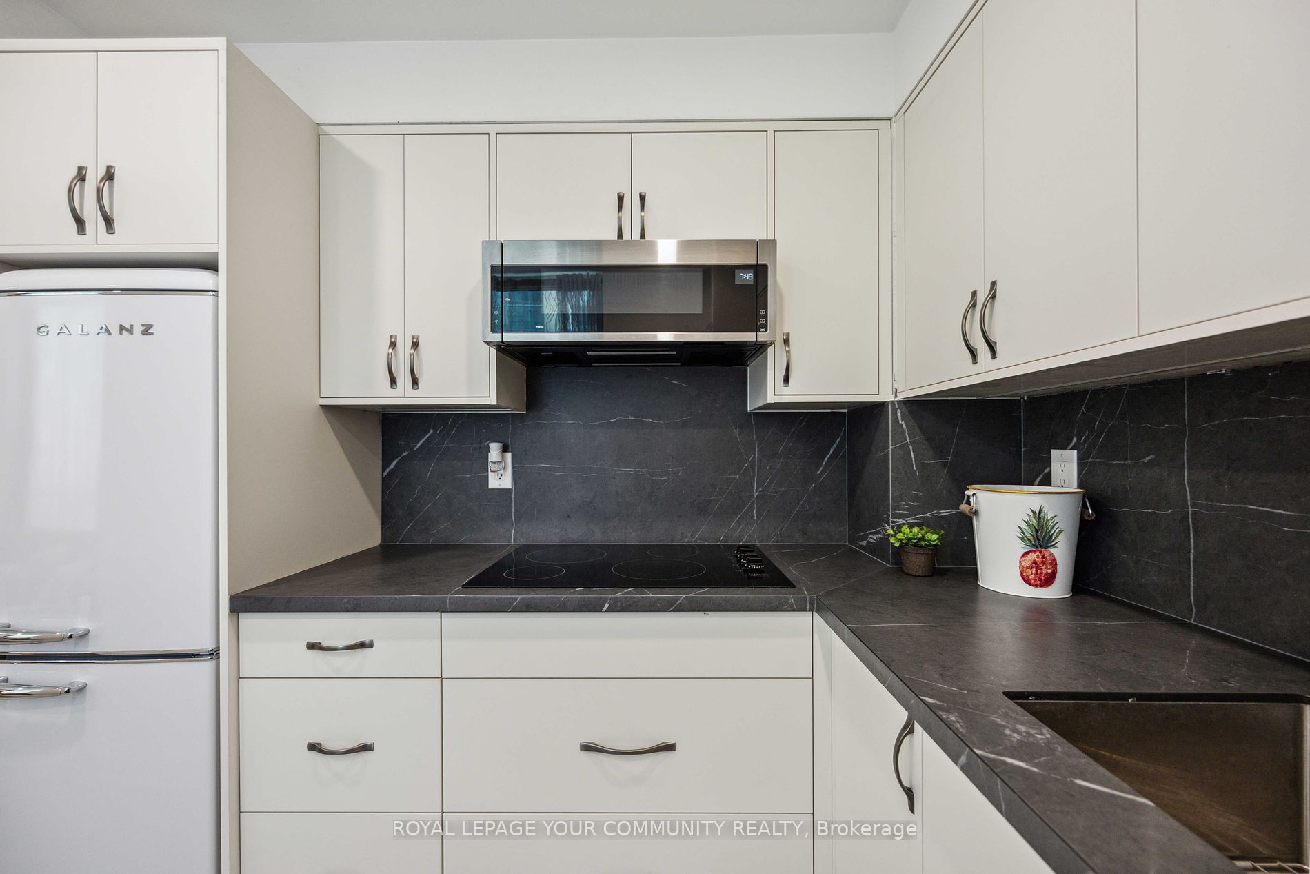 21 Hillcrest Ave, #404