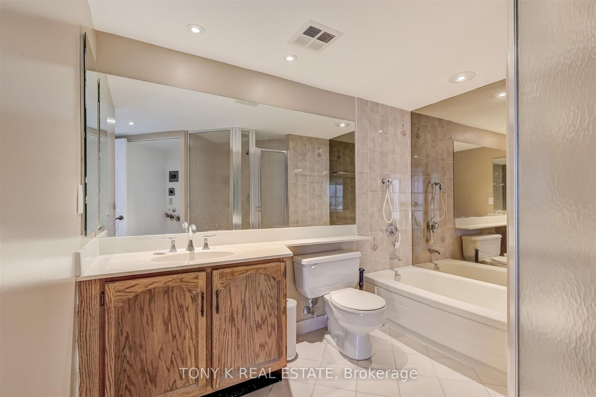 5444 Yonge St, #502A