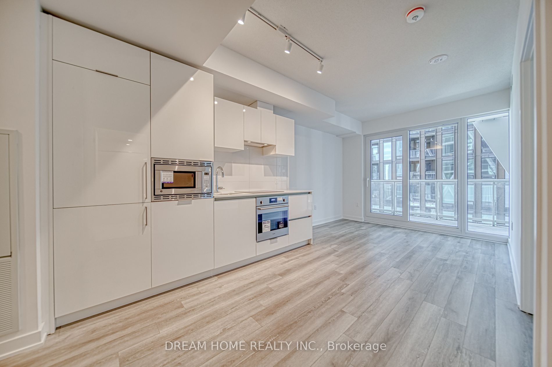 230 Simcoe St, #1921