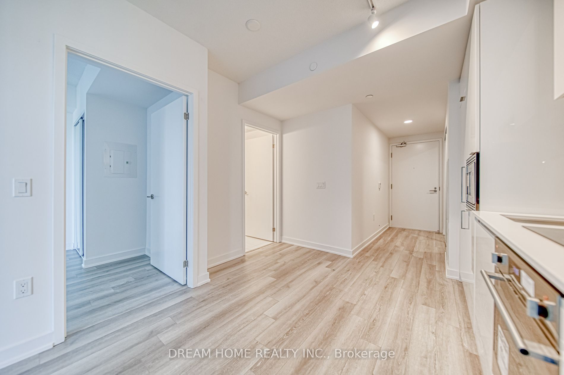 230 Simcoe St, #1921
