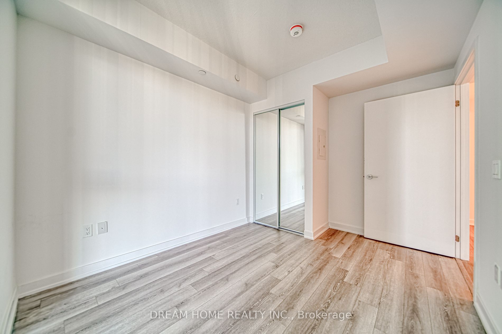 230 Simcoe St, #1921