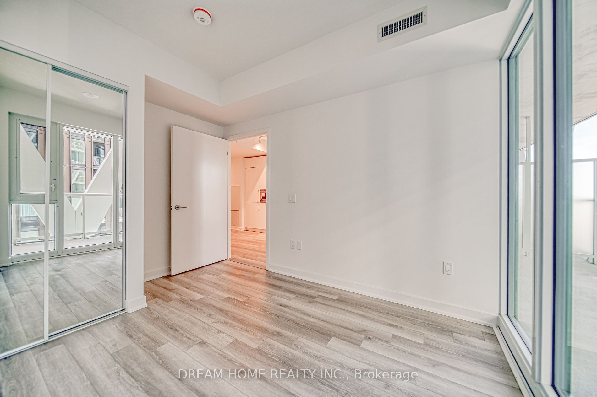 230 Simcoe St, #1921