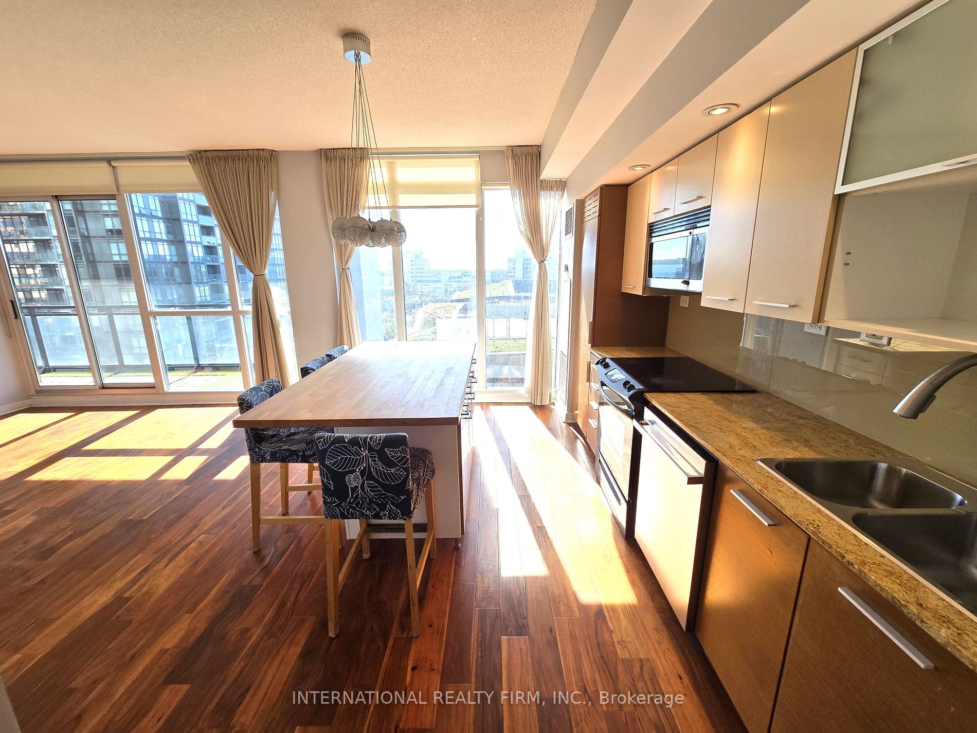 8 Telegram Mews, #703