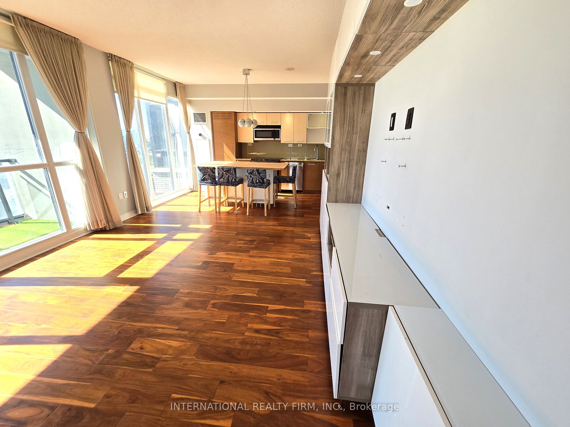 8 Telegram Mews, #703