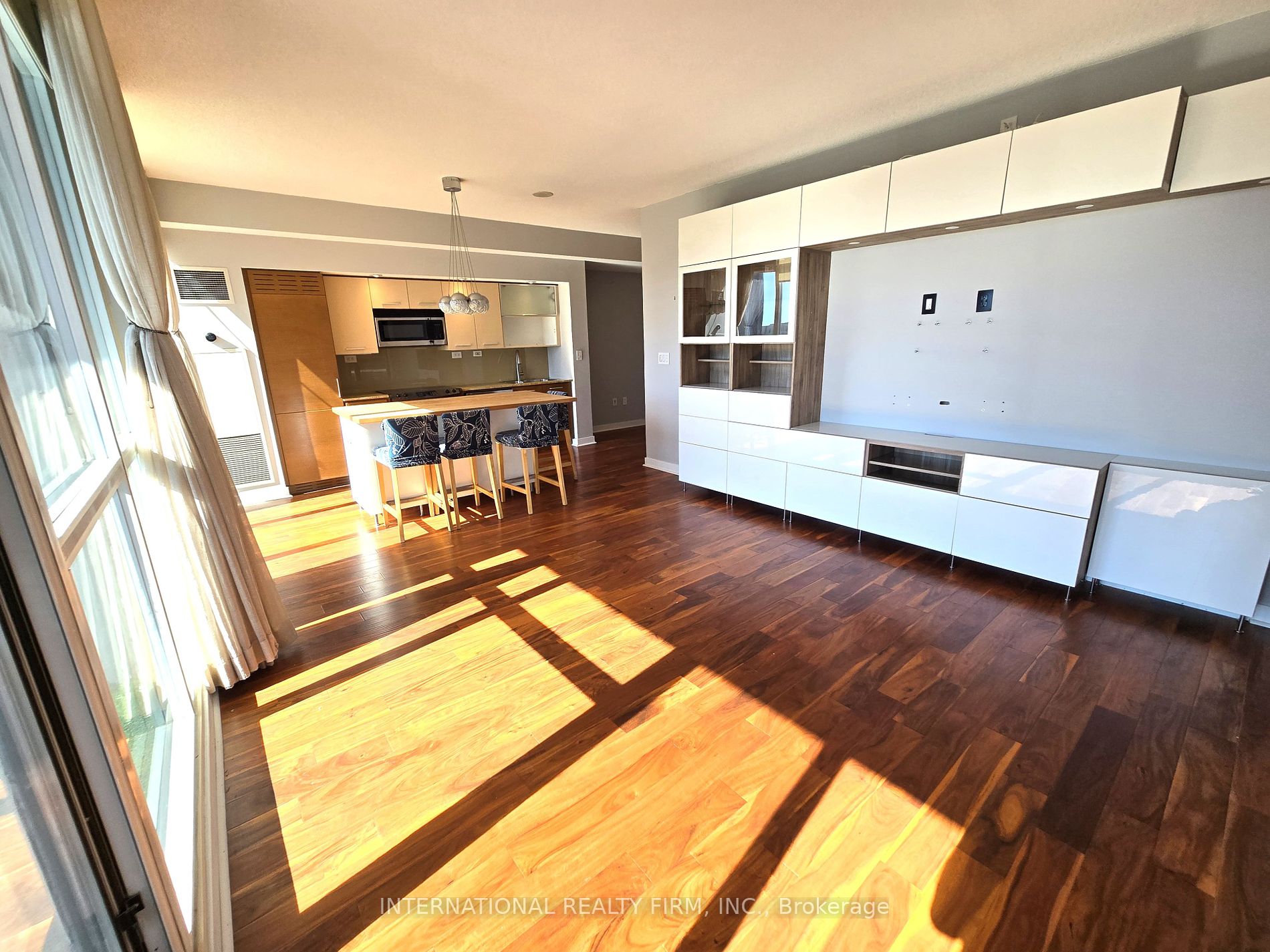 8 Telegram Mews, #703
