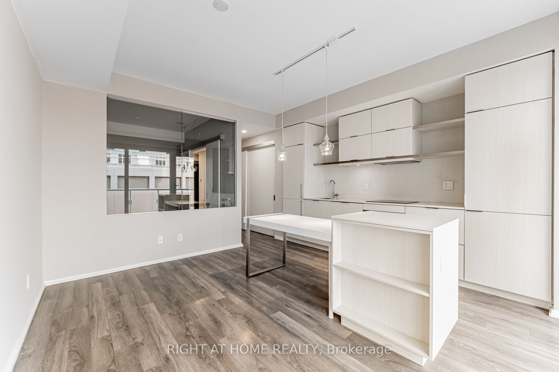 197 Yonge St, #1204