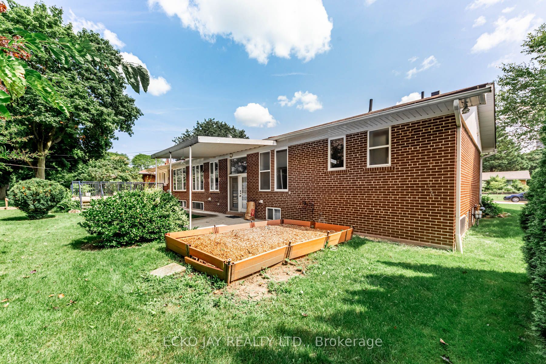 67 Laurentide Dr