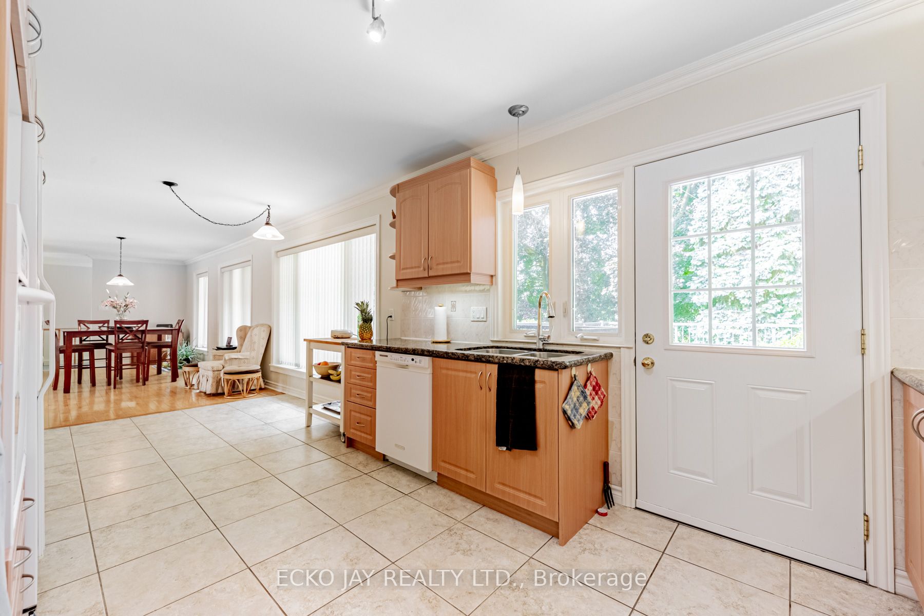 67 Laurentide Dr