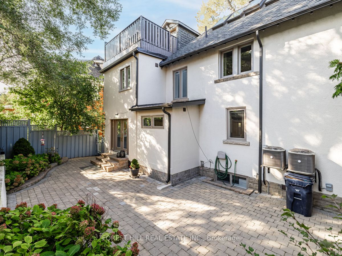 15 Strathallan Blvd