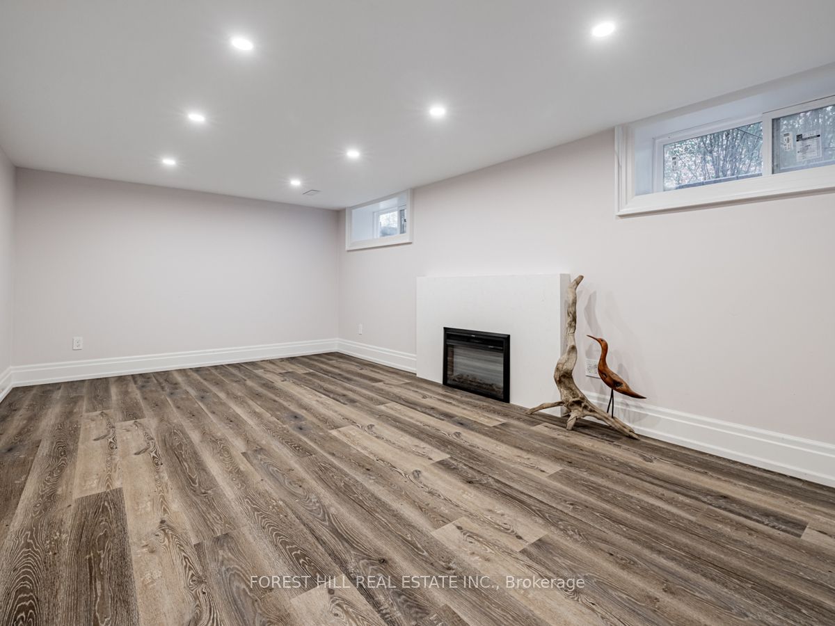 15 Strathallan Blvd
