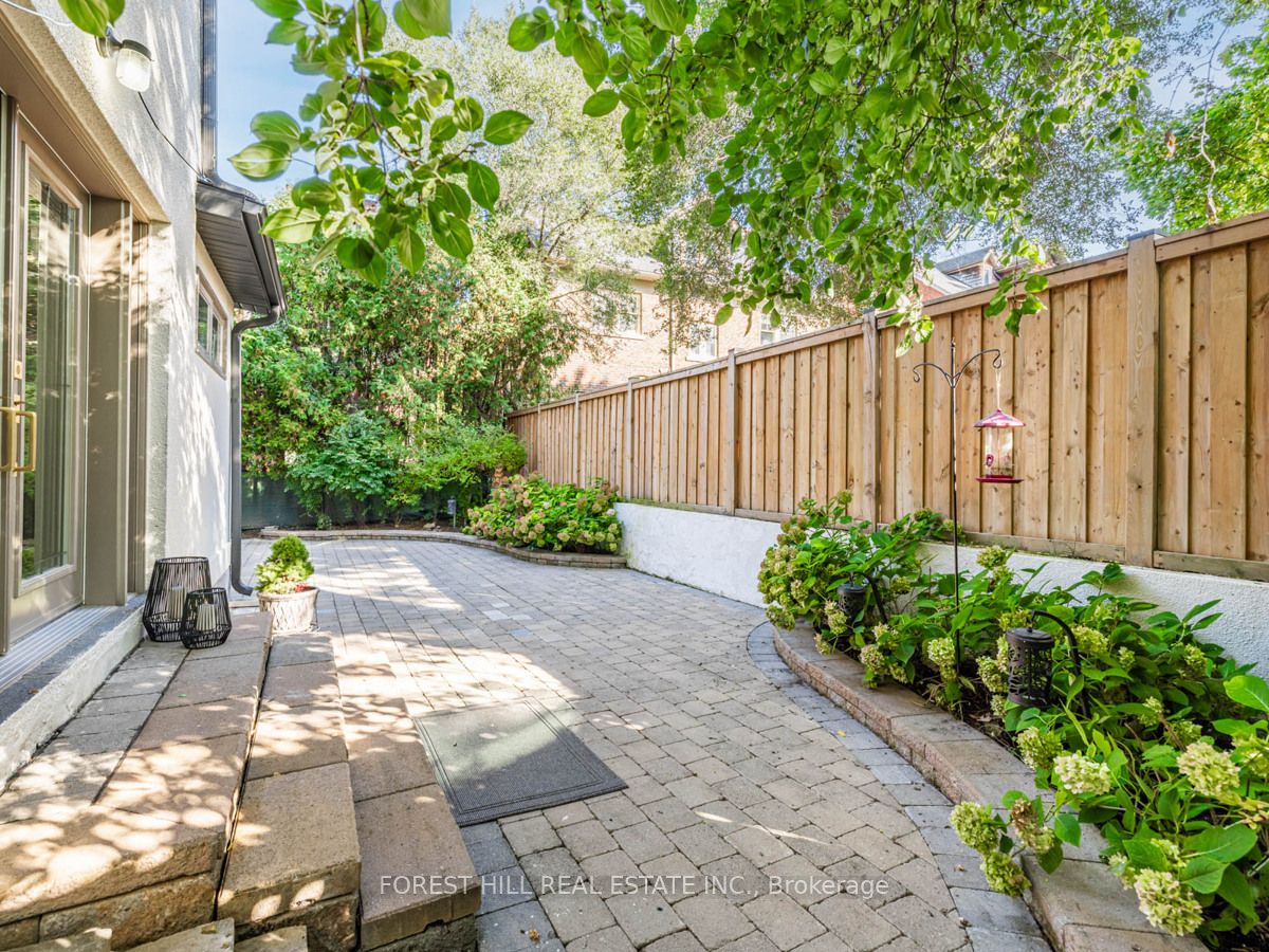 15 Strathallan Blvd
