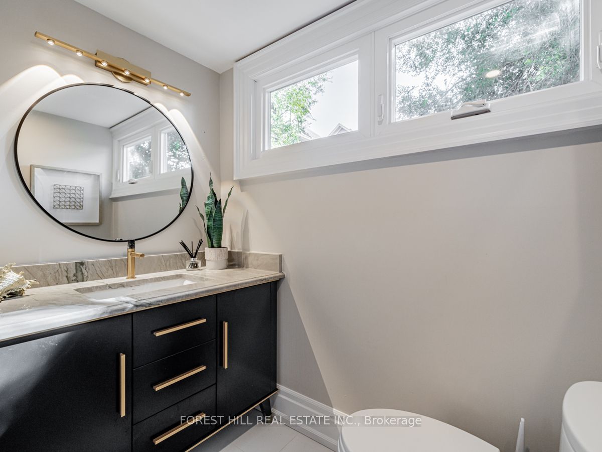 15 Strathallan Blvd