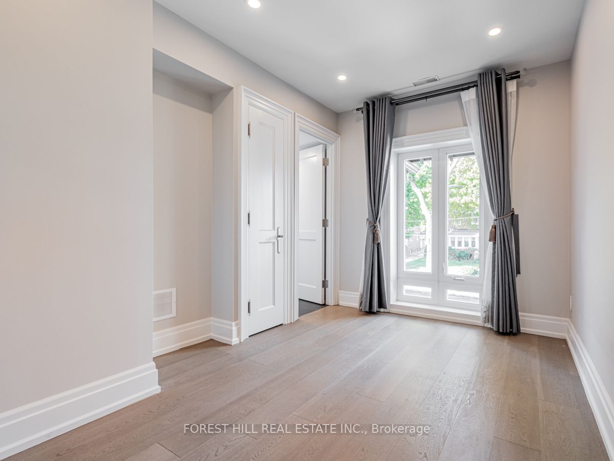 15 Strathallan Blvd
