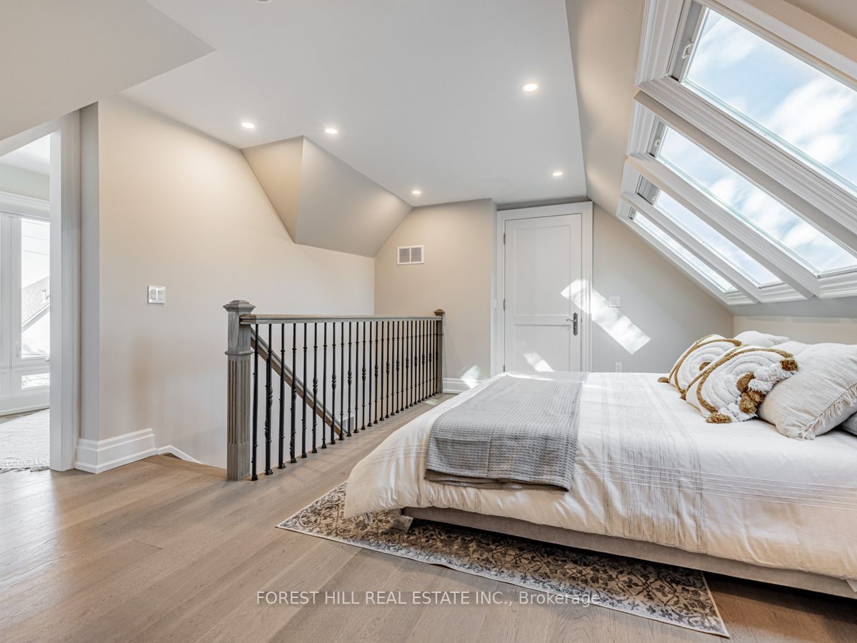 15 Strathallan Blvd