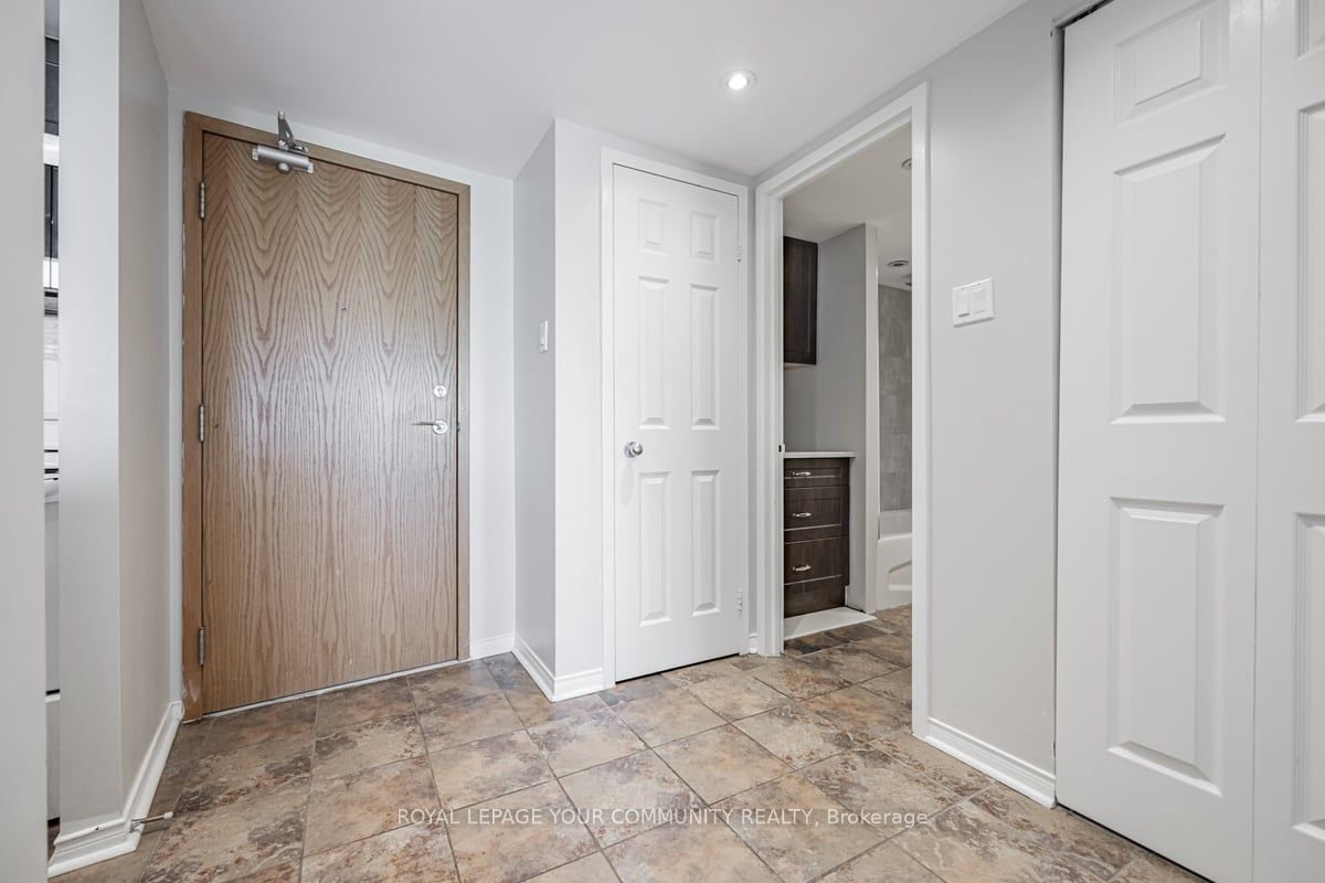 77 Harbour Sq, #1611