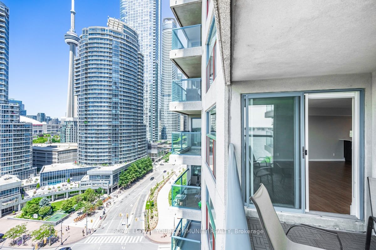 77 Harbour Sq, #1611