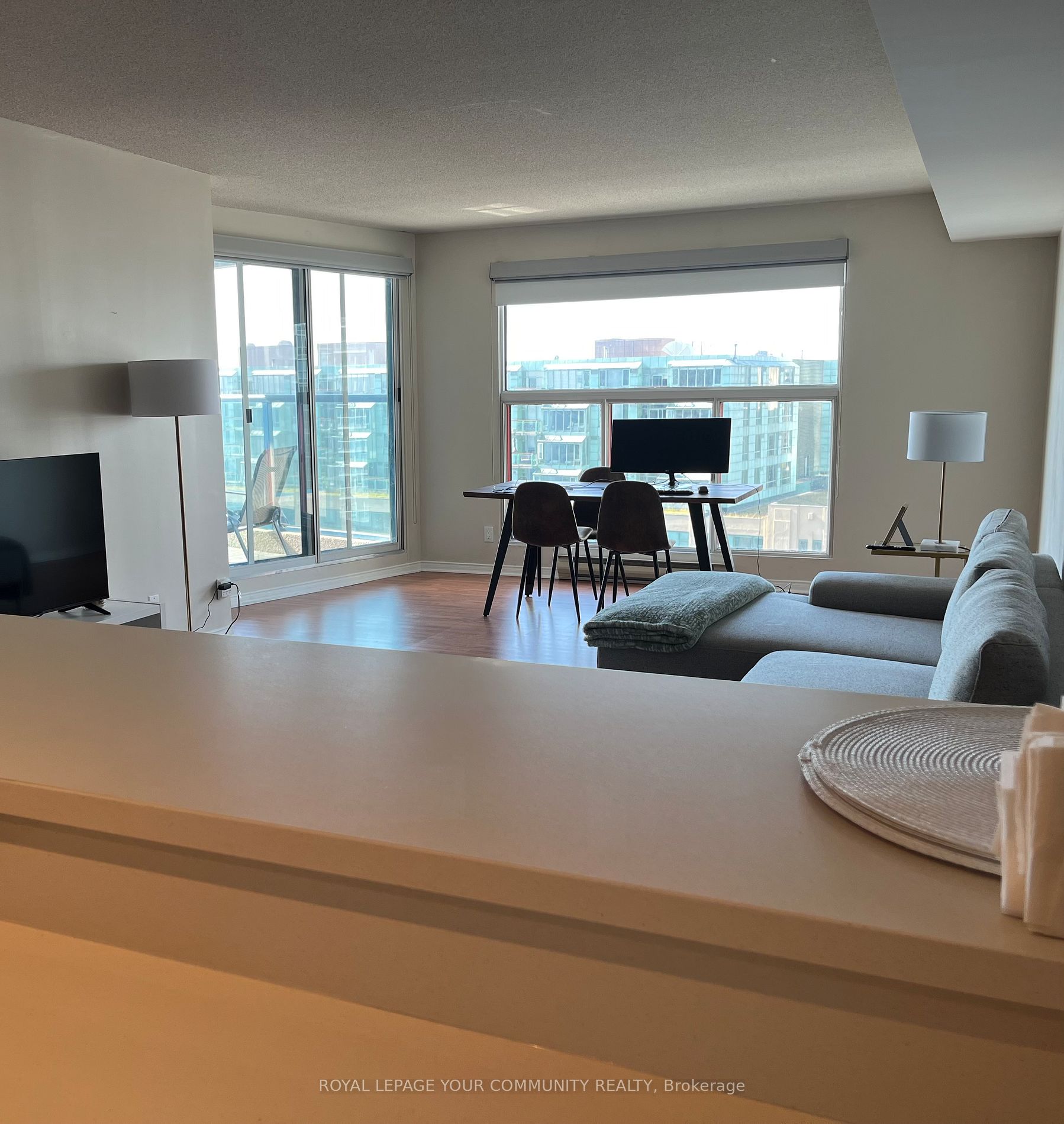 77 Harbour Sq, #1611