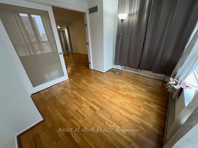 711 Bay St, #1616