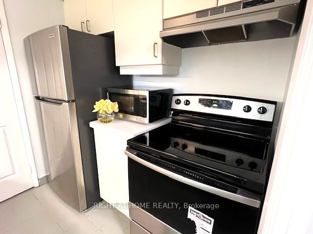 711 Bay St, #1616
