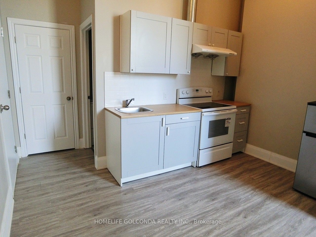 490 QUEEN St W, #302