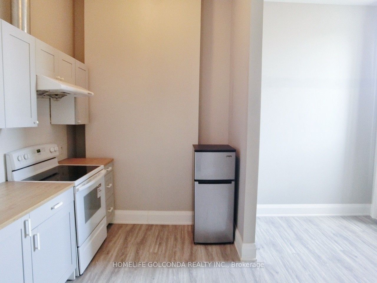 490 QUEEN St W, #302