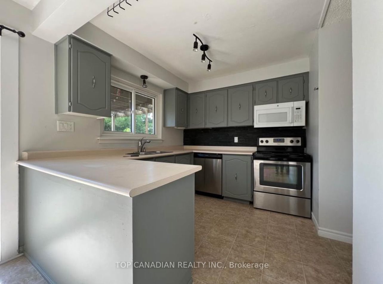1398 Tampa Cres