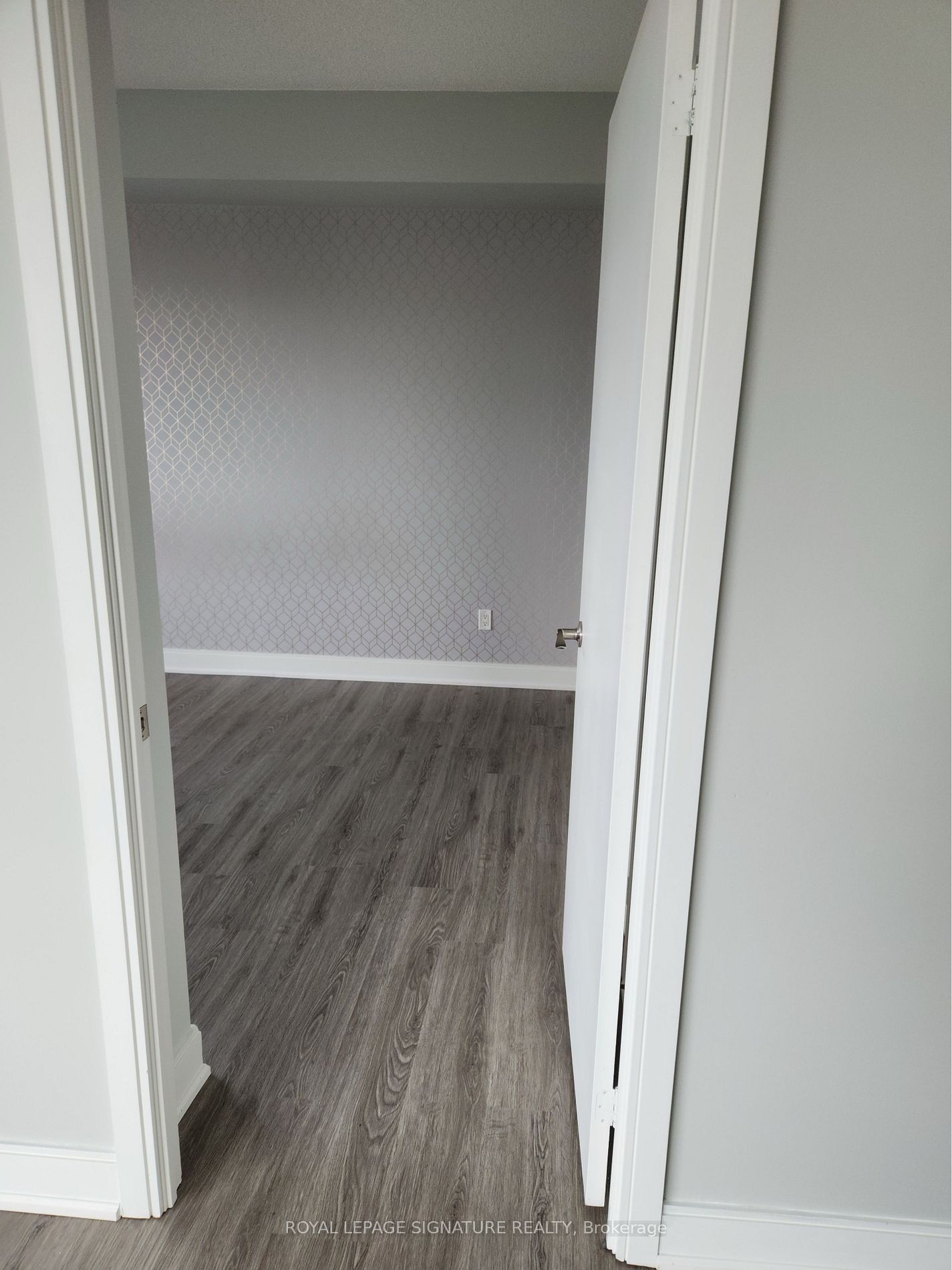 135 Village Green Sq, #623