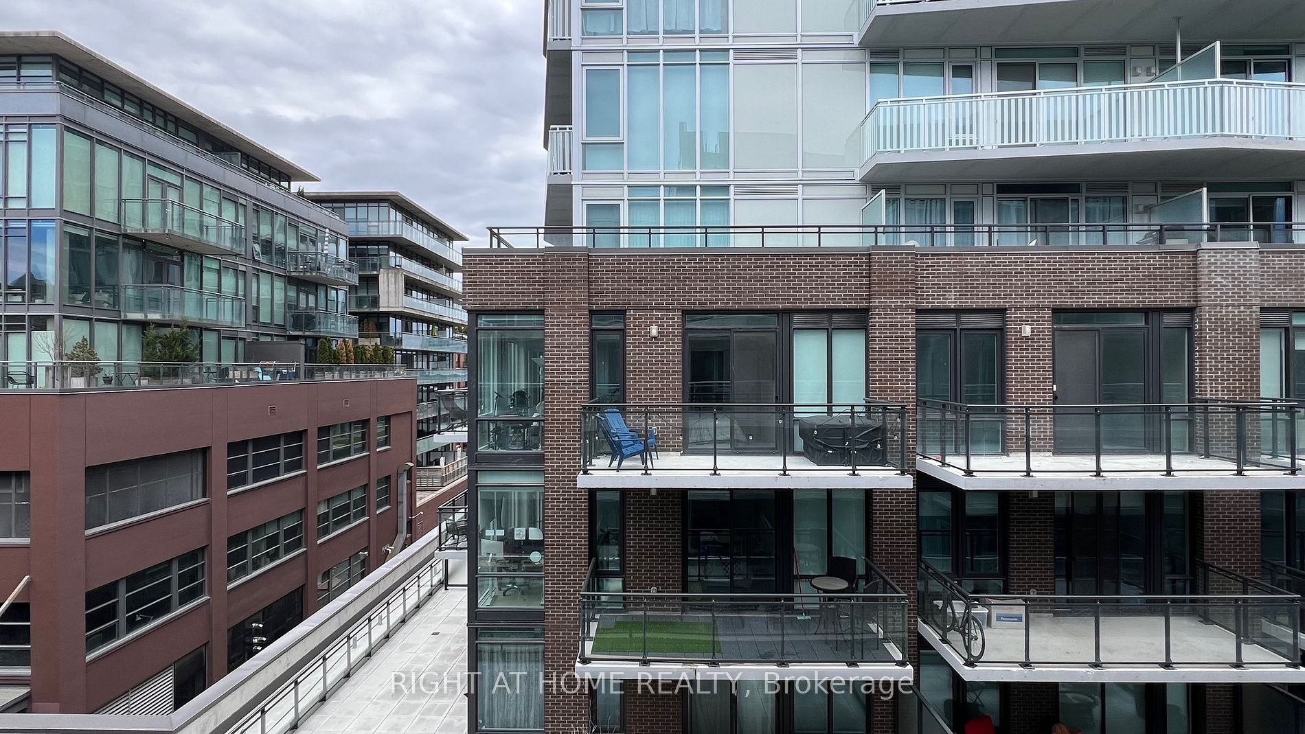 665 Queen St E, #412