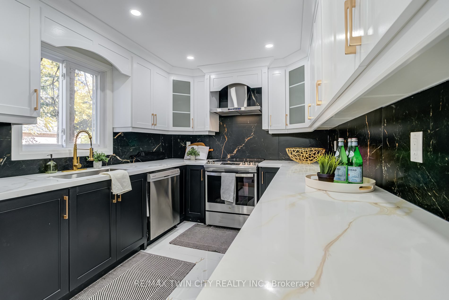 10 Dobson Dr