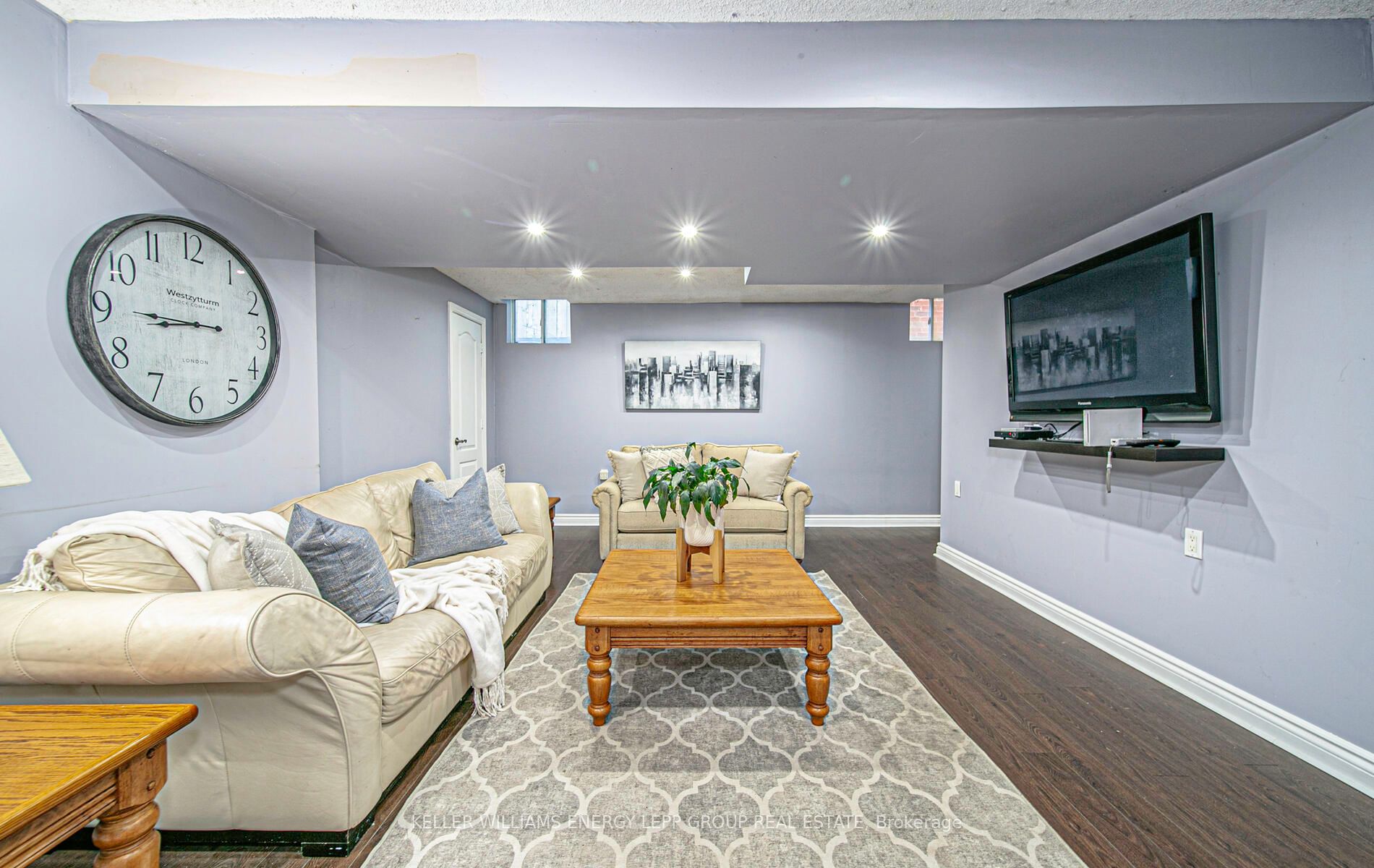 410 Carnwith Dr E
