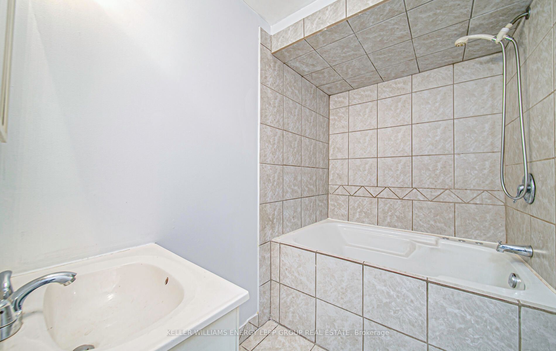 410 Carnwith Dr E