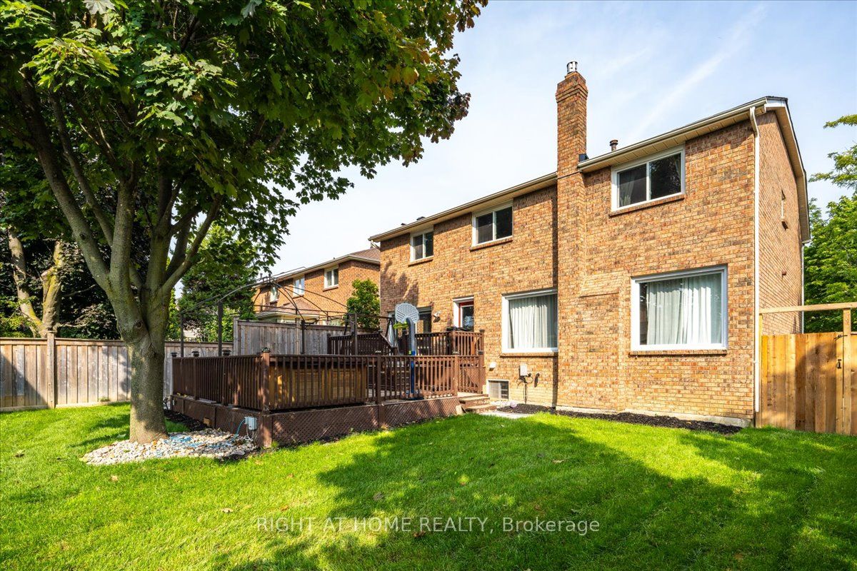 533 Braeburn Cres