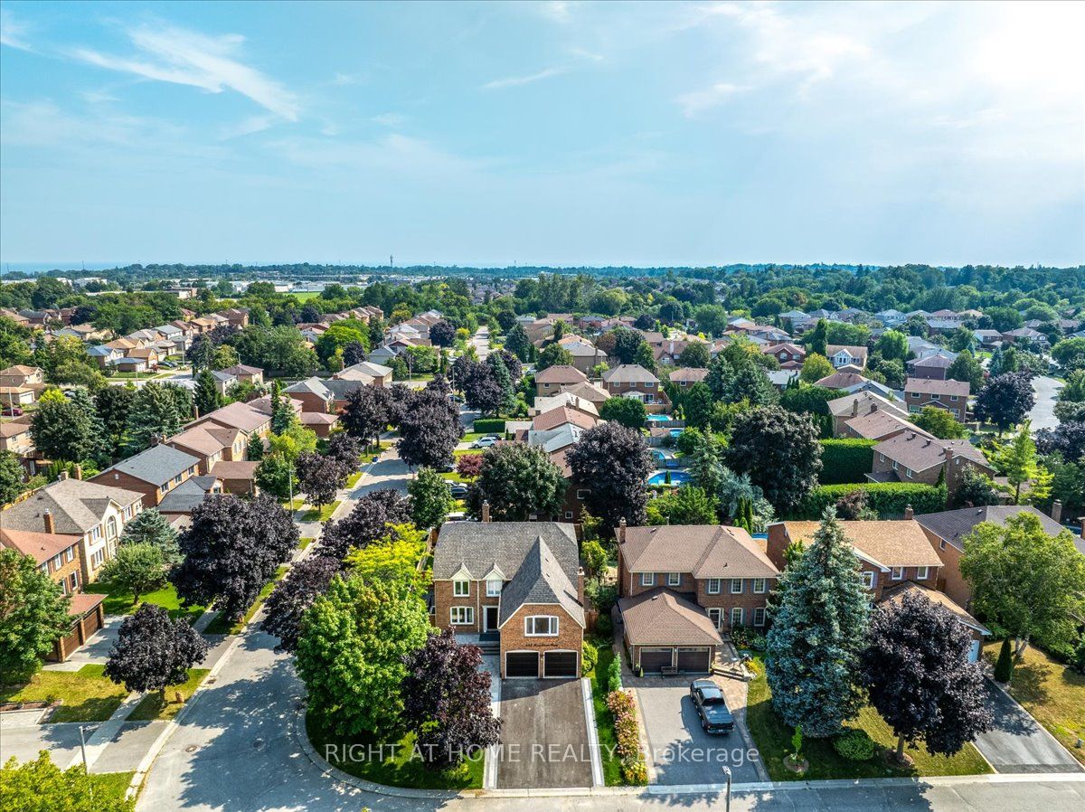 533 Braeburn Cres