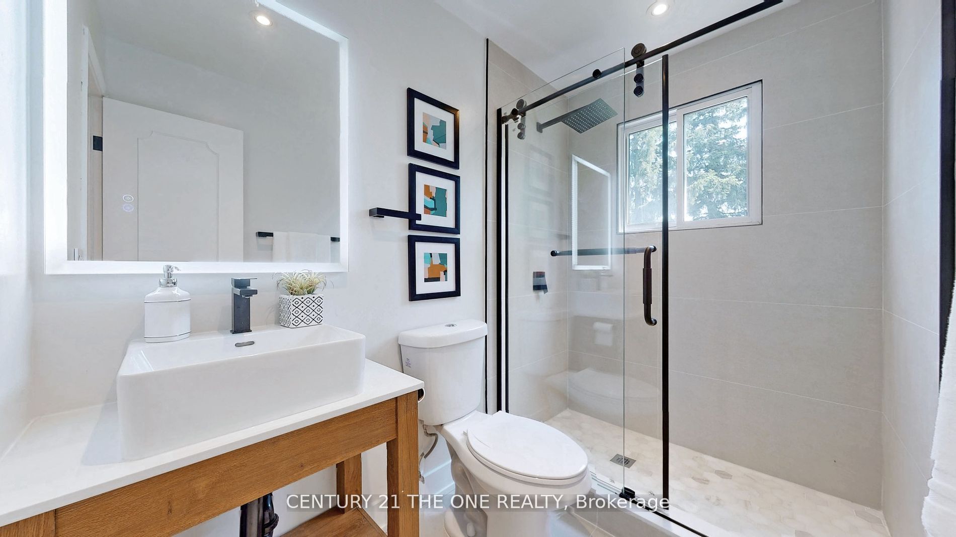 647 Capilano Cres, #Main Fl