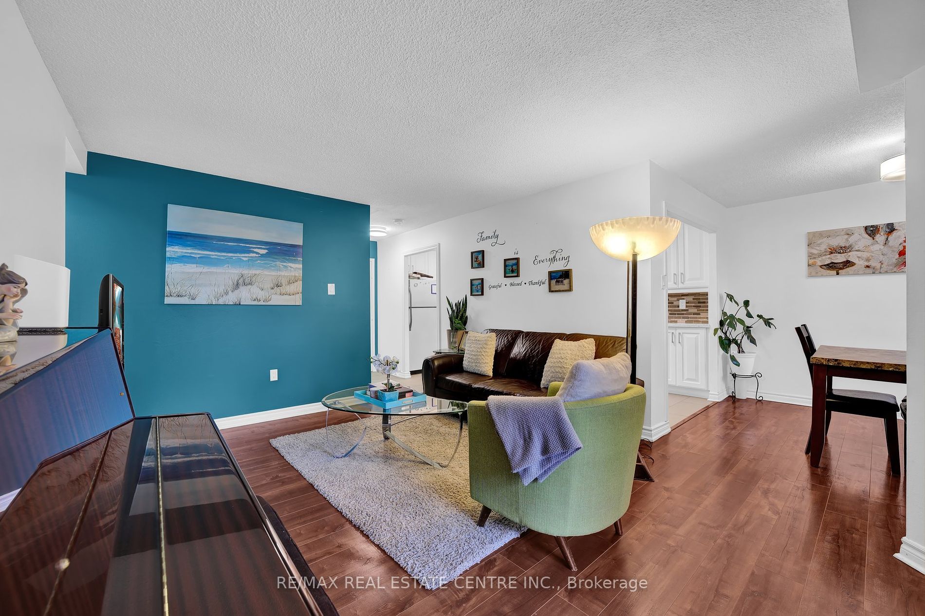 4062 Lawrence Ave E, #106