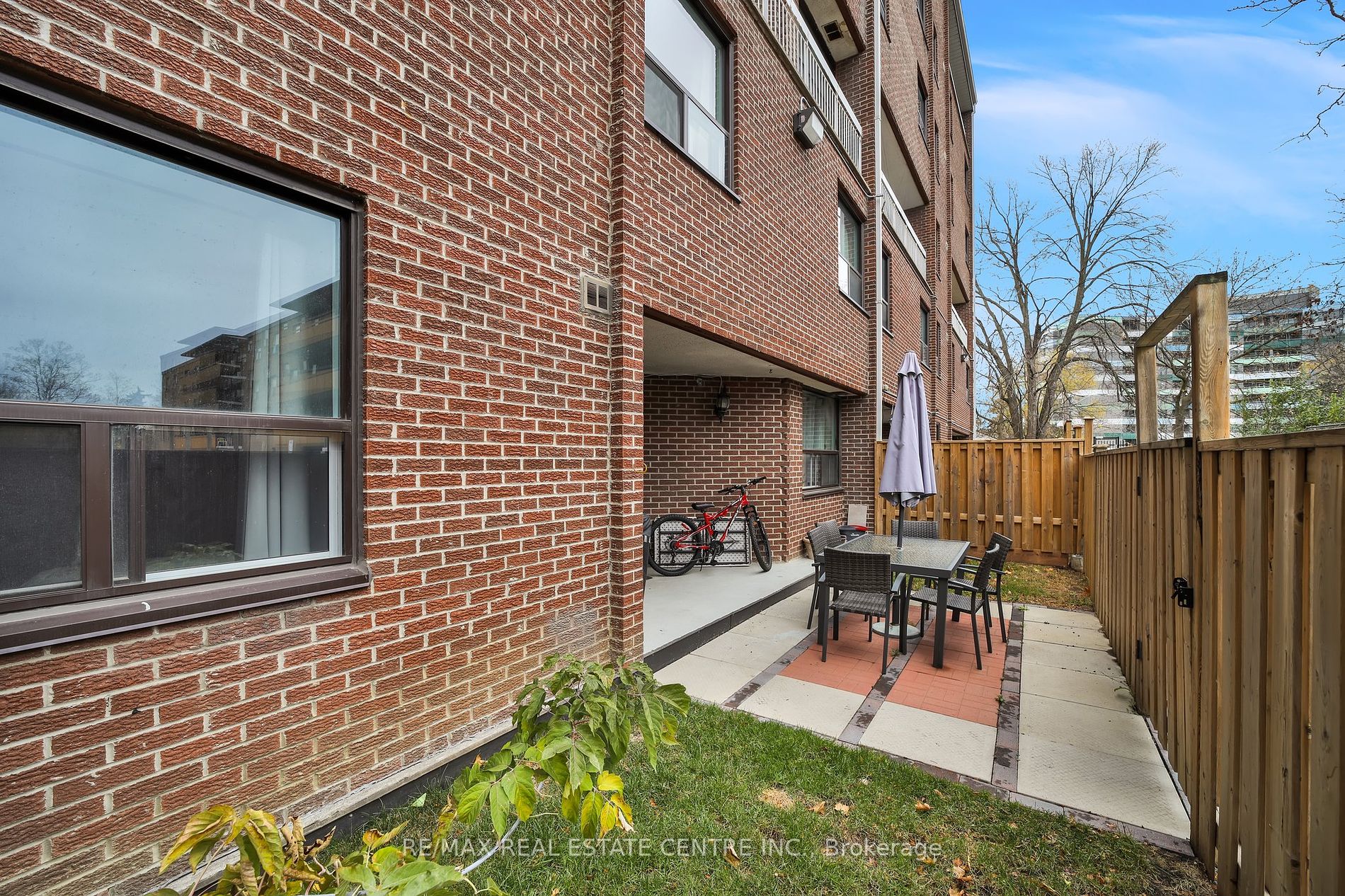 4062 Lawrence Ave E, #106