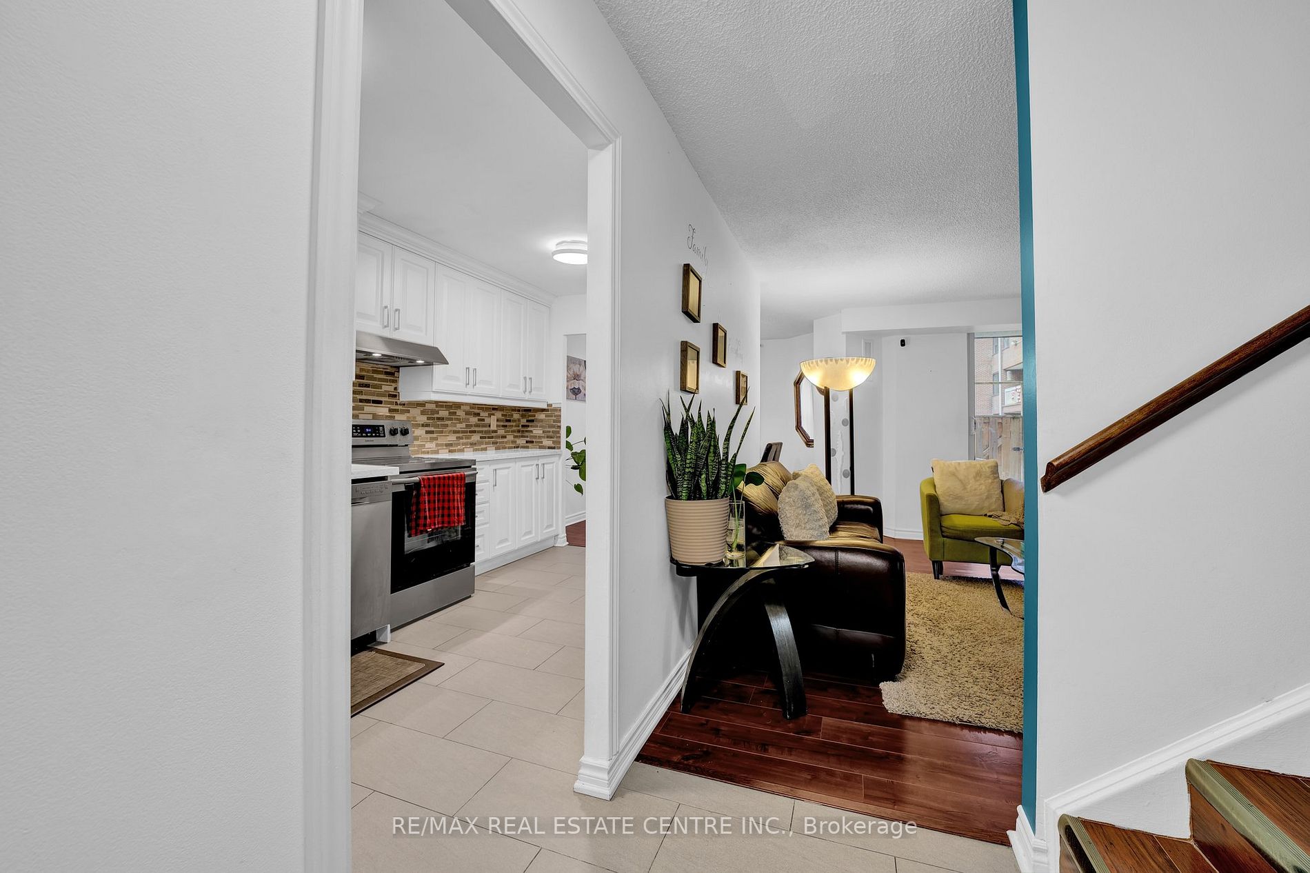 4062 Lawrence Ave E, #106