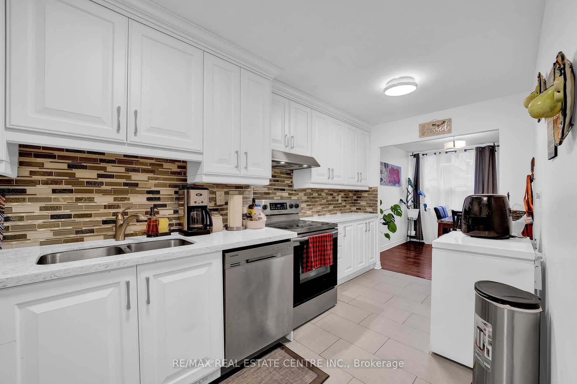 4062 Lawrence Ave E, #106