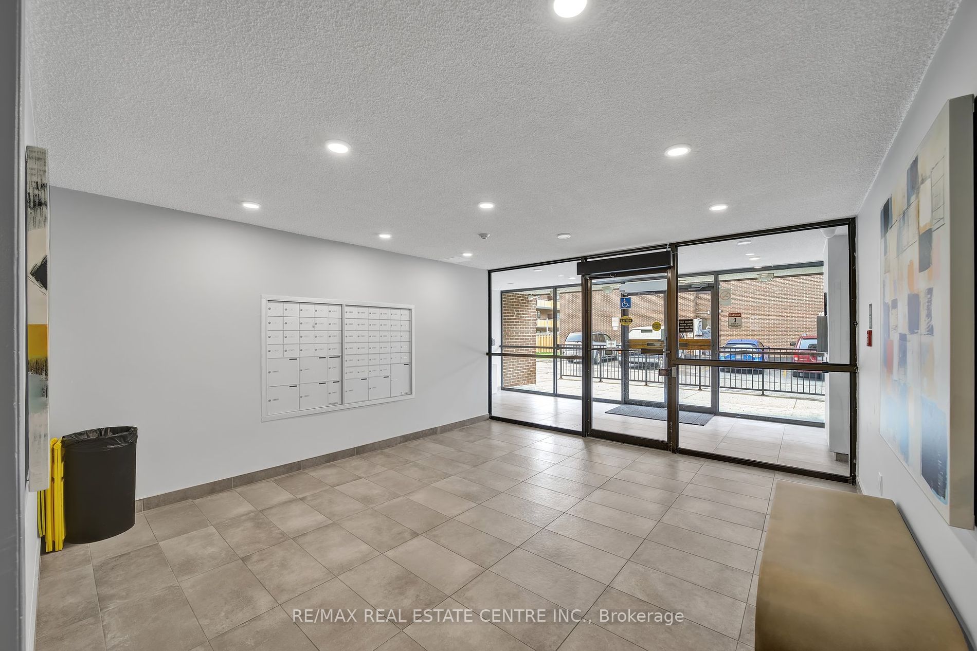 4062 Lawrence Ave E, #106