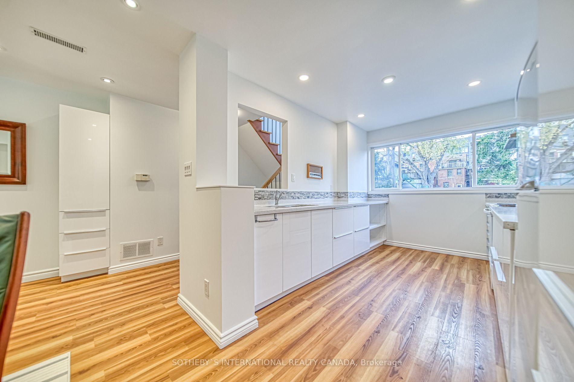 155 Woodbine Ave, #5