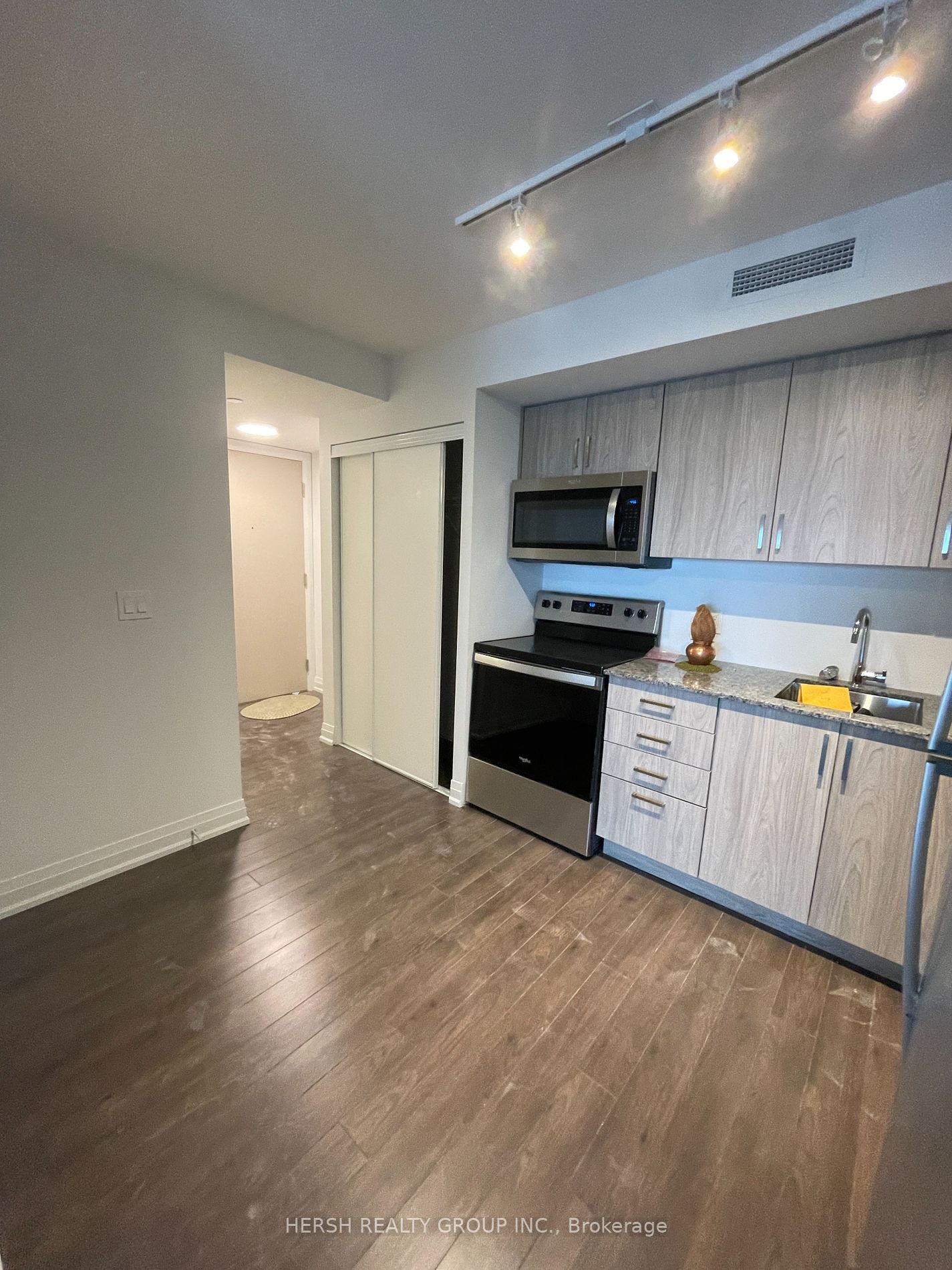 20 Meadowglen Pl, #1005