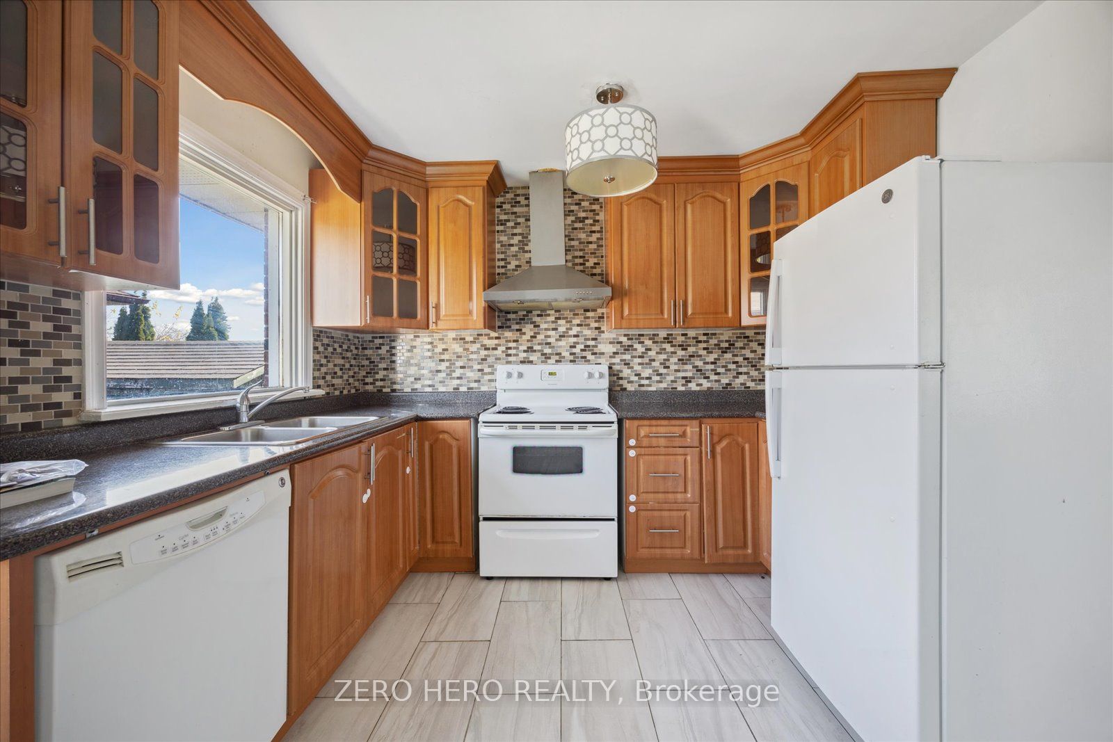 371 Rossland Rd E